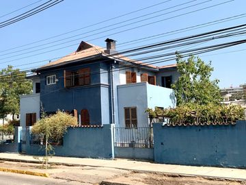 Espaciosa y cómoda Casa 2 Pisos, no pareada en Ñuñoa 5 Dormitorios 3 Baños Pscina