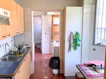 Espaciosa y cómoda Casa 2 Pisos, no pareada en Ñuñoa 5 Dormitorios 3 Baños Pscina