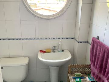Espaciosa y cómoda Casa 2 Pisos, no pareada en Ñuñoa 5 Dormitorios 3 Baños Pscina