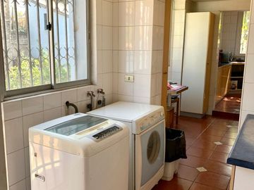 Espaciosa y cómoda Casa 2 Pisos, no pareada en Ñuñoa 5 Dormitorios 3 Baños Pscina