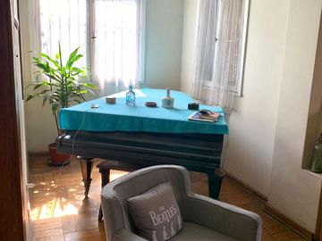 Espaciosa y cómoda Casa 2 Pisos, no pareada en Ñuñoa 5 Dormitorios 3 Baños Pscina