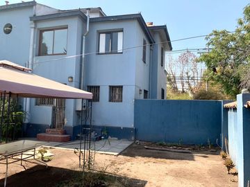 Espaciosa y cómoda Casa 2 Pisos, no pareada en Ñuñoa 5 Dormitorios 3 Baños Pscina