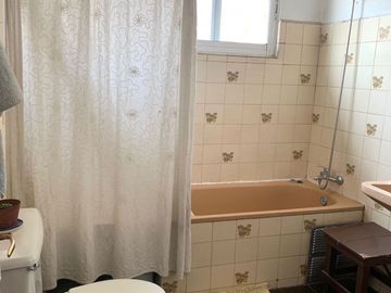 Espaciosa y cómoda Casa 2 Pisos, no pareada en Ñuñoa 5 Dormitorios 3 Baños Pscina