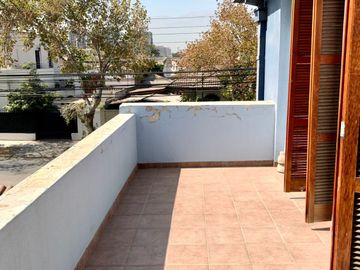 Espaciosa y cómoda Casa 2 Pisos, no pareada en Ñuñoa 5 Dormitorios 3 Baños Pscina