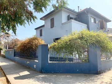 Espaciosa y cómoda Casa 2 Pisos, no pareada en Ñuñoa 5 Dormitorios 3 Baños Pscina