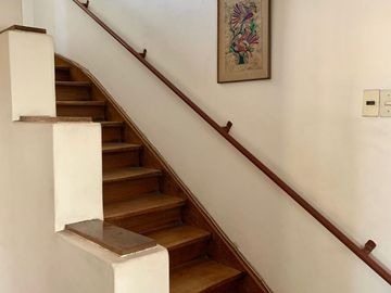 Espaciosa y cómoda Casa 2 Pisos, no pareada en Ñuñoa 5 Dormitorios 3 Baños Pscina