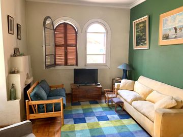 Espaciosa y cómoda Casa 2 Pisos, no pareada en Ñuñoa 5 Dormitorios 3 Baños Pscina