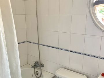 Espaciosa y cómoda Casa 2 Pisos, no pareada en Ñuñoa 5 Dormitorios 3 Baños Pscina
