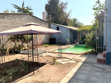 Espaciosa y cómoda Casa 2 Pisos, no pareada en Ñuñoa 5 Dormitorios 3 Baños Pscina