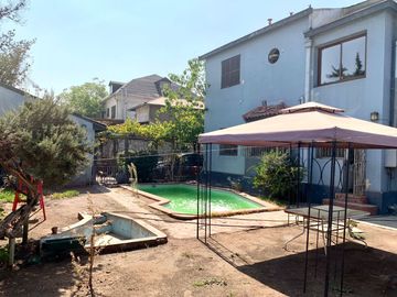 Espaciosa y cómoda Casa 2 Pisos, no pareada en Ñuñoa 5 Dormitorios 3 Baños Pscina