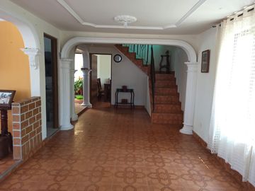 ATIPIKA VENDE - CASA CERCA AL CENTRO