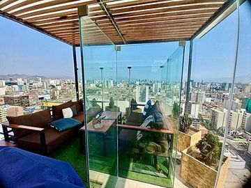 SE ALQUILA ESPECTACULAR TRIPLEX CON INCREIBLE VISTA A LA CIUDAD