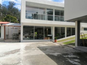 VENTA DE QUINTA CON PISCINA DE AGUA TERMAL EN VALLE DE LOS CHILLOS, LA MERCED.