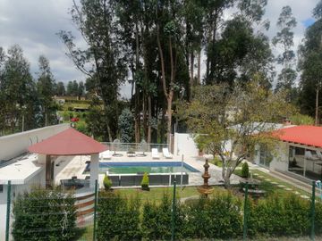 VENTA DE QUINTA CON PISCINA DE AGUA TERMAL EN VALLE DE LOS CHILLOS, LA MERCED.