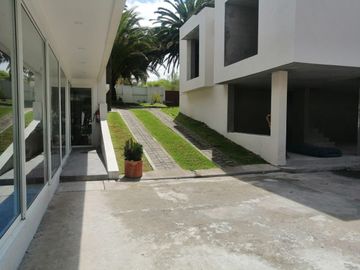 VENTA DE QUINTA CON PISCINA DE AGUA TERMAL EN VALLE DE LOS CHILLOS, LA MERCED.