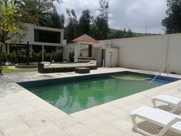 VENTA DE QUINTA CON PISCINA DE AGUA TERMAL EN VALLE DE LOS CHILLOS, LA MERCED.