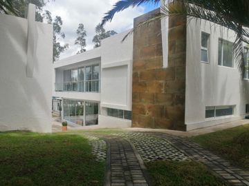VENTA DE QUINTA CON PISCINA DE AGUA TERMAL EN VALLE DE LOS CHILLOS, LA MERCED.