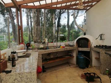 VENTA DE QUINTA CON PISCINA DE AGUA TERMAL EN VALLE DE LOS CHILLOS, LA MERCED.