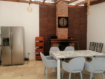 VENTA DE QUINTA CON PISCINA DE AGUA TERMAL EN VALLE DE LOS CHILLOS, LA MERCED.