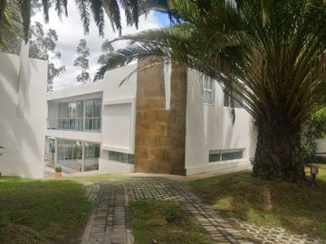VENTA DE QUINTA CON PISCINA DE AGUA TERMAL EN VALLE DE LOS CHILLOS, LA MERCED.