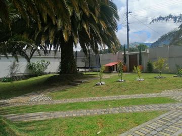 VENTA DE QUINTA CON PISCINA DE AGUA TERMAL EN VALLE DE LOS CHILLOS, LA MERCED.