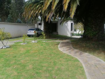 VENTA DE QUINTA CON PISCINA DE AGUA TERMAL EN VALLE DE LOS CHILLOS, LA MERCED.
