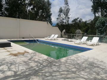 VENTA DE QUINTA CON PISCINA DE AGUA TERMAL EN VALLE DE LOS CHILLOS, LA MERCED.