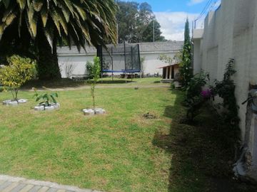 VENTA DE QUINTA CON PISCINA DE AGUA TERMAL EN VALLE DE LOS CHILLOS, LA MERCED.