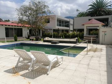 VENTA DE QUINTA CON PISCINA DE AGUA TERMAL EN VALLE DE LOS CHILLOS, LA MERCED.