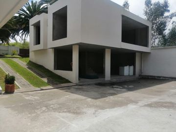 VENTA DE QUINTA CON PISCINA DE AGUA TERMAL EN VALLE DE LOS CHILLOS, LA MERCED.