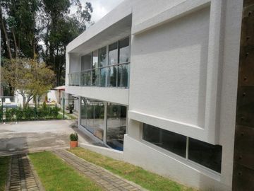 VENTA DE QUINTA CON PISCINA DE AGUA TERMAL EN VALLE DE LOS CHILLOS, LA MERCED.