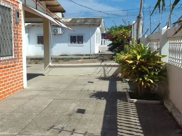 En venta acogedora casa construida en amplio terreno, Playas Villamil.