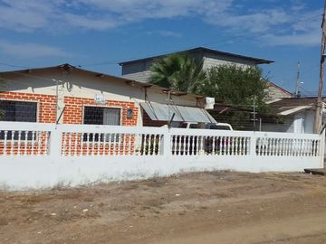 En venta acogedora casa construida en amplio terreno, Playas Villamil.