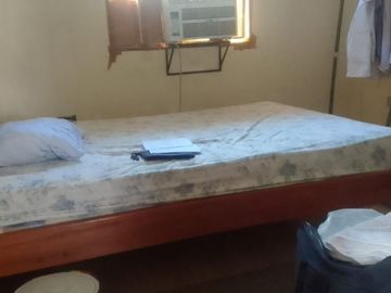 En venta acogedora casa construida en amplio terreno, Playas Villamil.