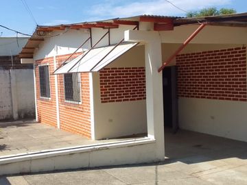 En venta acogedora casa construida en amplio terreno, Playas Villamil.