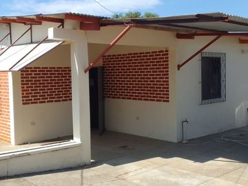 En venta acogedora casa construida en amplio terreno, Playas Villamil.