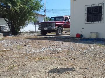 En venta acogedora casa construida en amplio terreno, Playas Villamil.