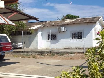 En venta acogedora casa construida en amplio terreno, Playas Villamil.