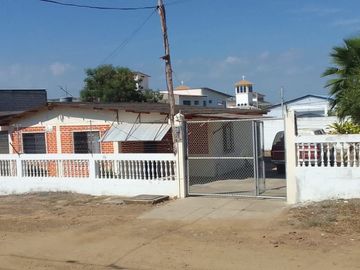 En venta acogedora casa construida en amplio terreno, Playas Villamil.