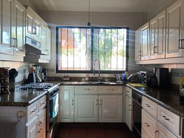 Amplia Casa De Un Nivel En Excelente Ubicación En Acapatzingo, Cuernavaca