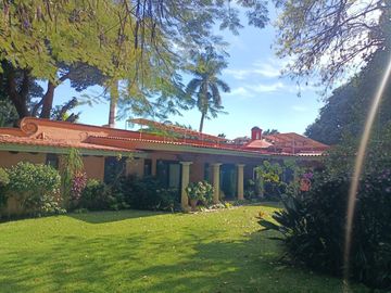 Amplia Casa De Un Nivel En Excelente Ubicación En Acapatzingo, Cuernavaca
