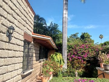 Amplia Casa De Un Nivel En Excelente Ubicación En Acapatzingo, Cuernavaca