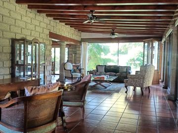 Amplia Casa De Un Nivel En Excelente Ubicación En Acapatzingo, Cuernavaca