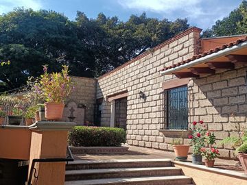Amplia Casa De Un Nivel En Excelente Ubicación En Acapatzingo, Cuernavaca