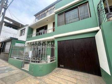 Casa de 2 pisos con cochera en Zona B de San Juan
