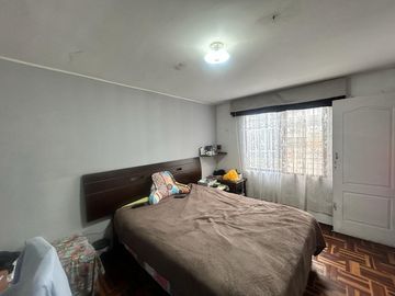 Casa de 2 pisos con cochera en Zona B de San Juan