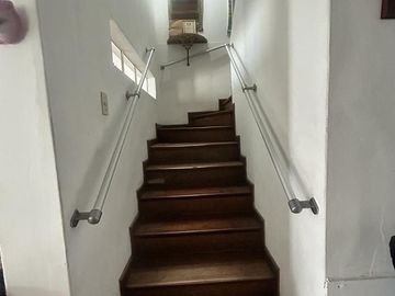 Casa de 2 pisos con cochera en Zona B de San Juan