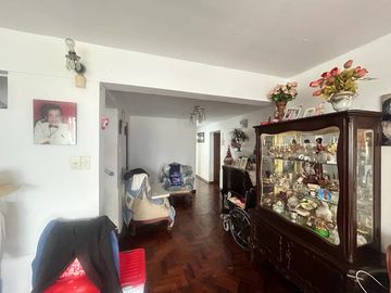 Casa de 2 pisos con cochera en Zona B de San Juan