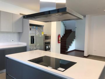 Vendo Departamento Dúplex de 290  m2 en La González Suárez.