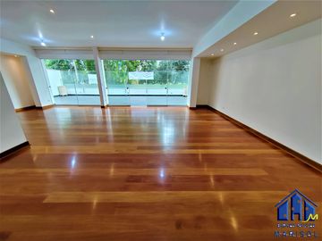 Flat Primer Piso con Terraza - 277 m² - Salida a Parque El Olivar - San Isidro